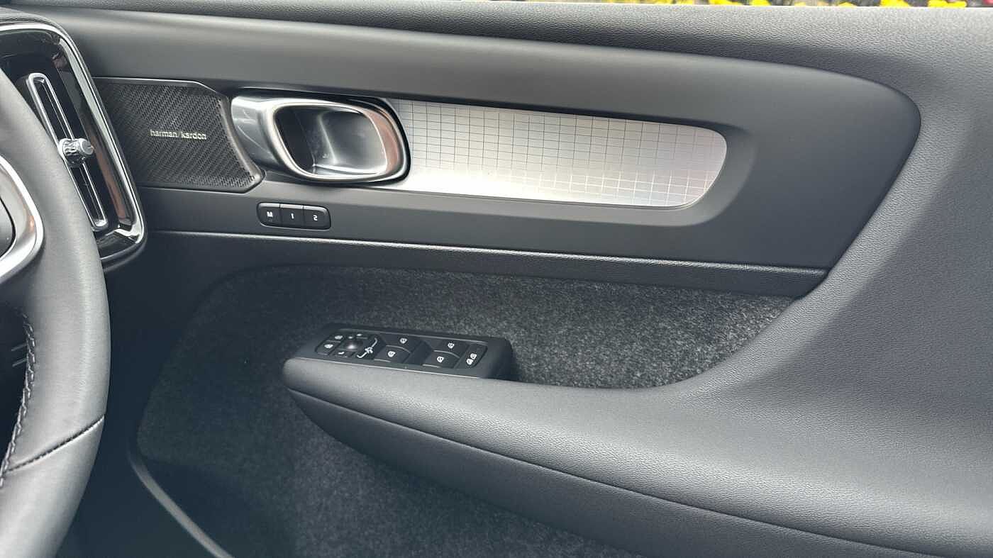 Volvo XC40 Ultra, B4 Mild hybrid, Petrol, Dark ( Forest Lake )