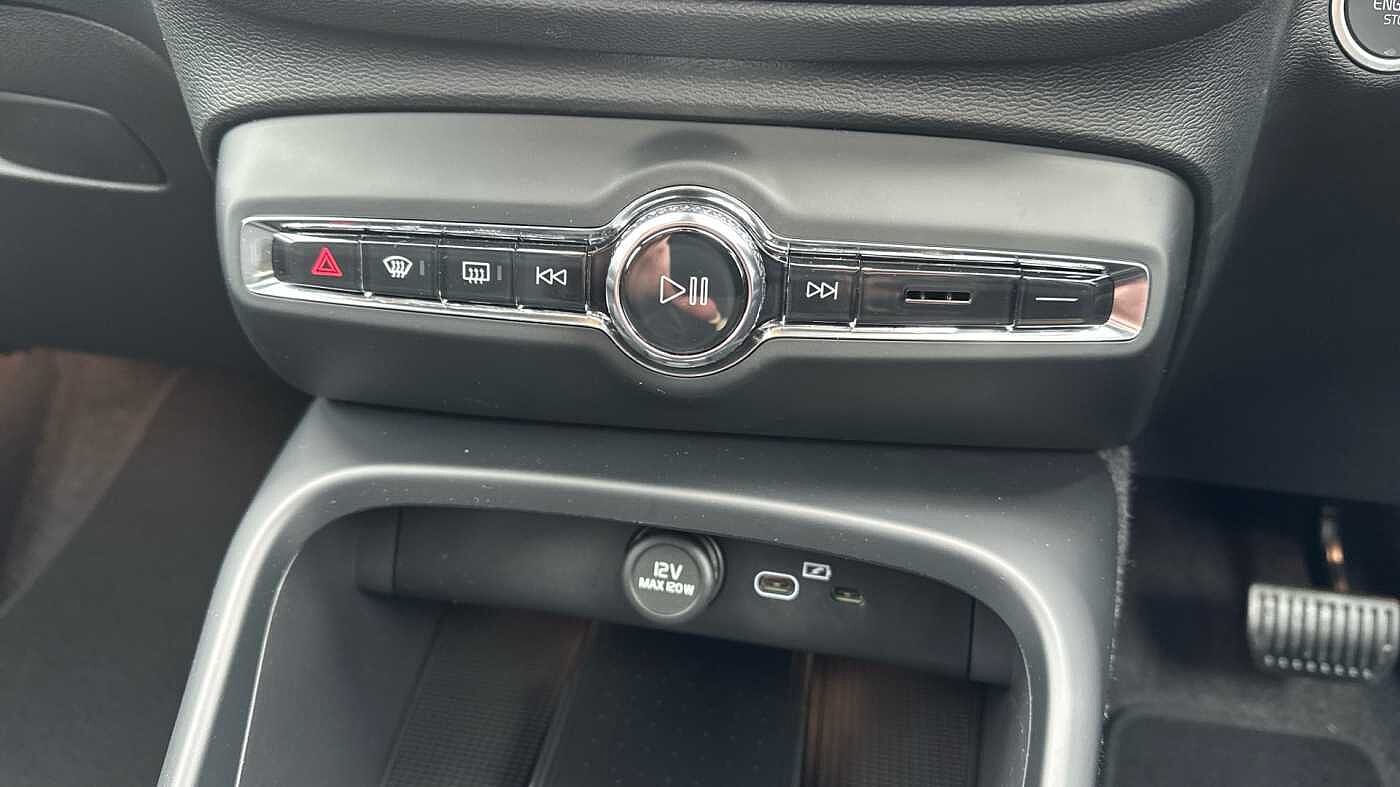 Volvo XC40 Ultra, B4 Mild hybrid, Petrol, Dark ( Forest Lake )
