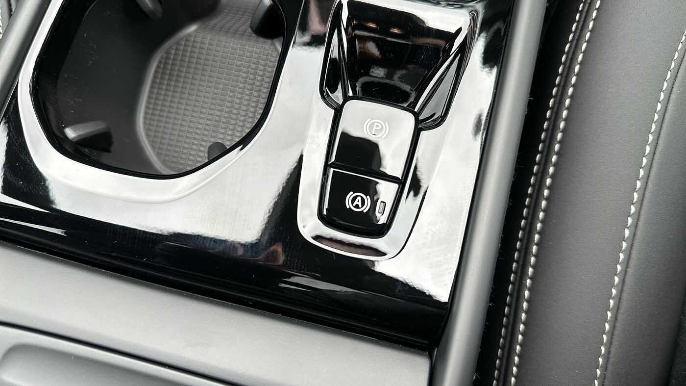 Volvo XC40 Ultra, B4 Mild hybrid, Petrol, Dark ( Forest Lake )