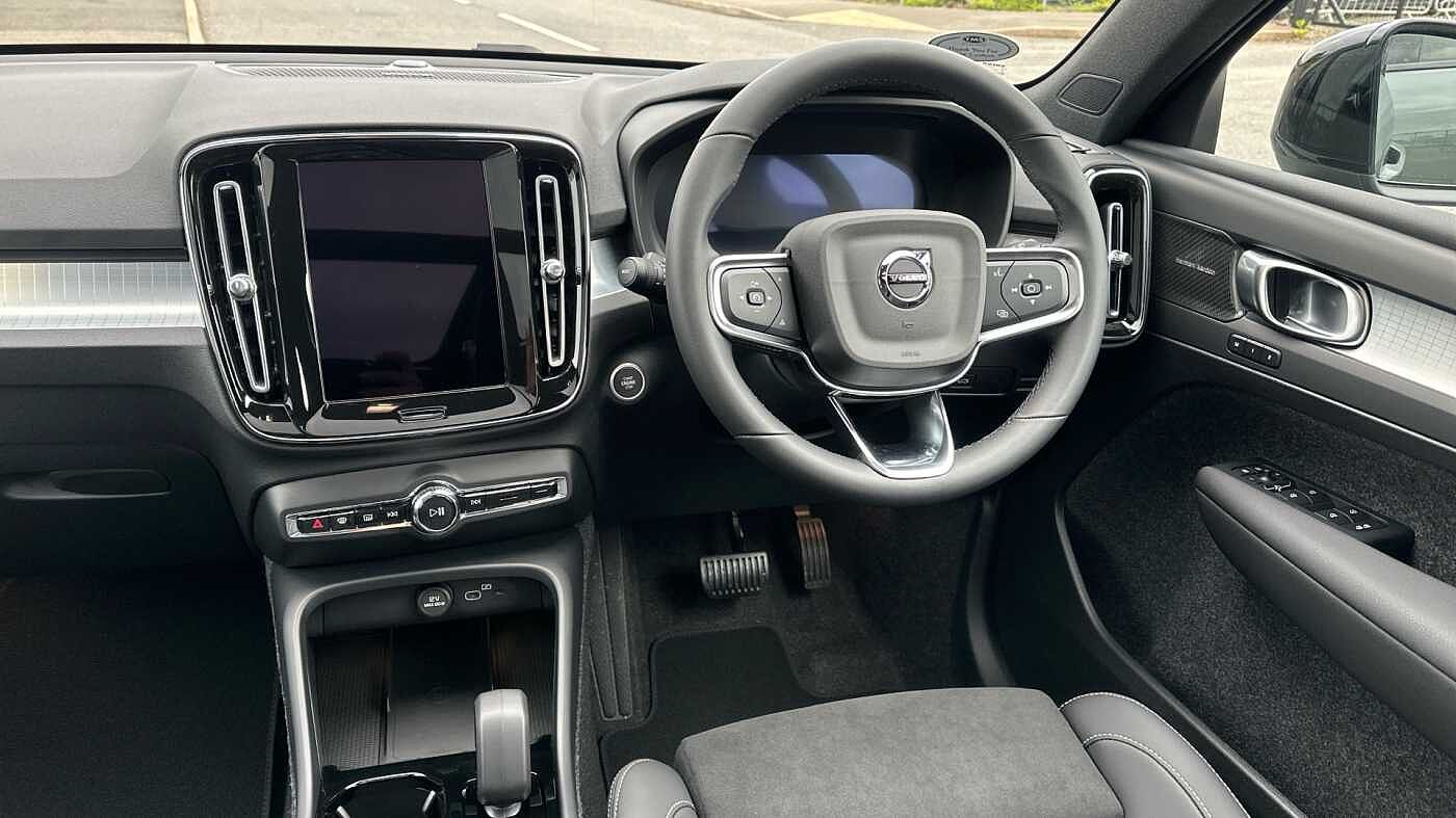 Volvo XC40 Ultra, B4 Mild hybrid, Petrol, Dark ( Forest Lake )