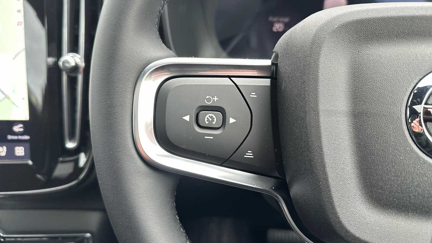 Volvo XC40 Ultra, B4 Mild hybrid, Petrol, Dark ( Forest Lake )