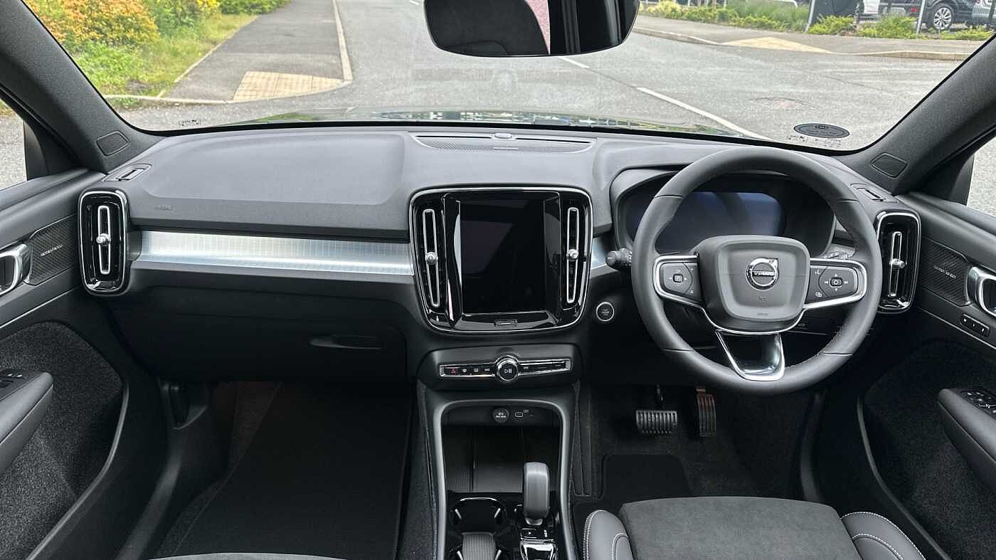 Volvo XC40 Ultra, B4 Mild hybrid, Petrol, Dark ( Forest Lake )