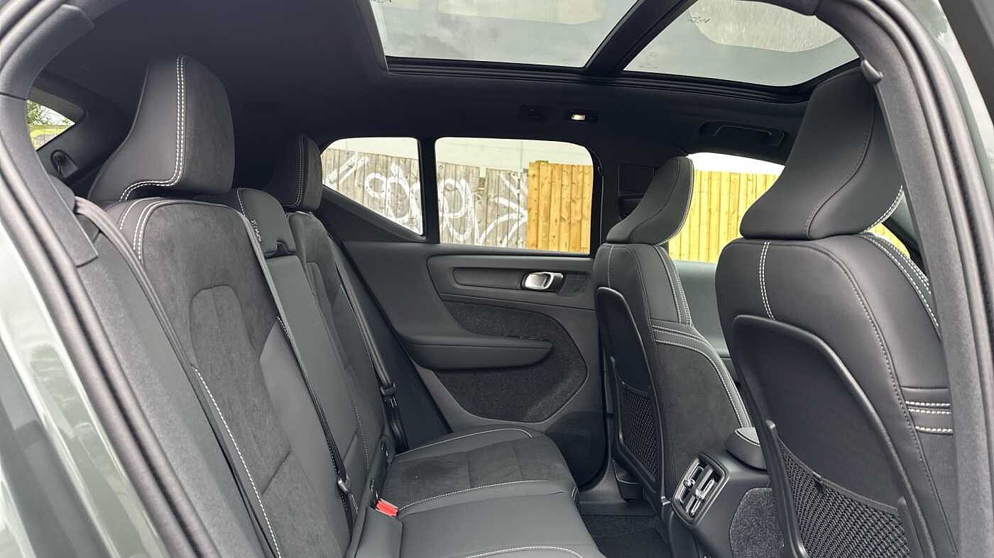 Volvo XC40 Ultra, B4 Mild hybrid, Petrol, Dark ( Forest Lake )