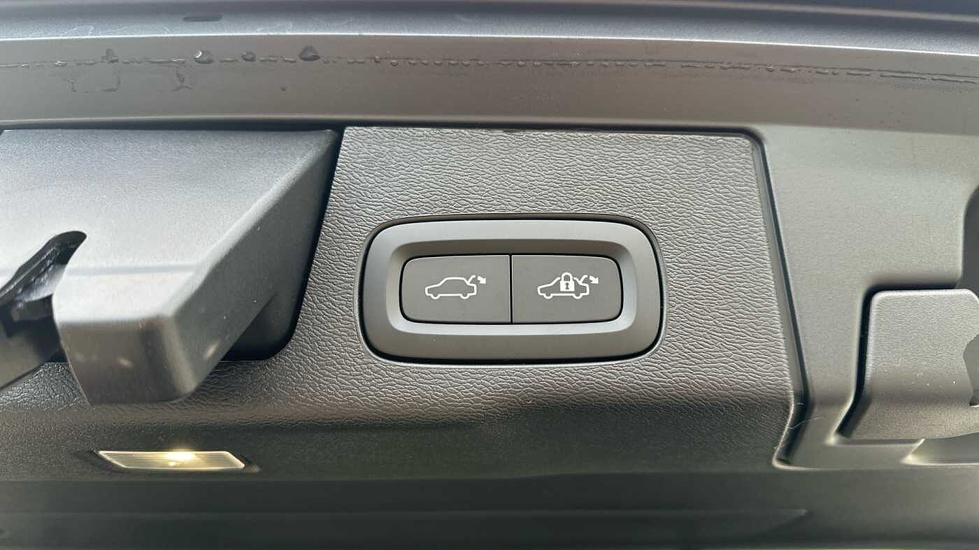 Volvo XC60 Ultra, T8 AWD Plug-in hybrid, Electric/Petrol, Dark ( 22' / Blond )