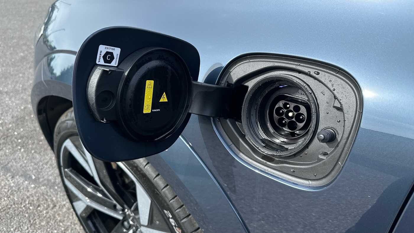 Volvo XC60 Ultra, T8 AWD Plug-in hybrid, Electric/Petrol, Dark ( 22' / Blond )