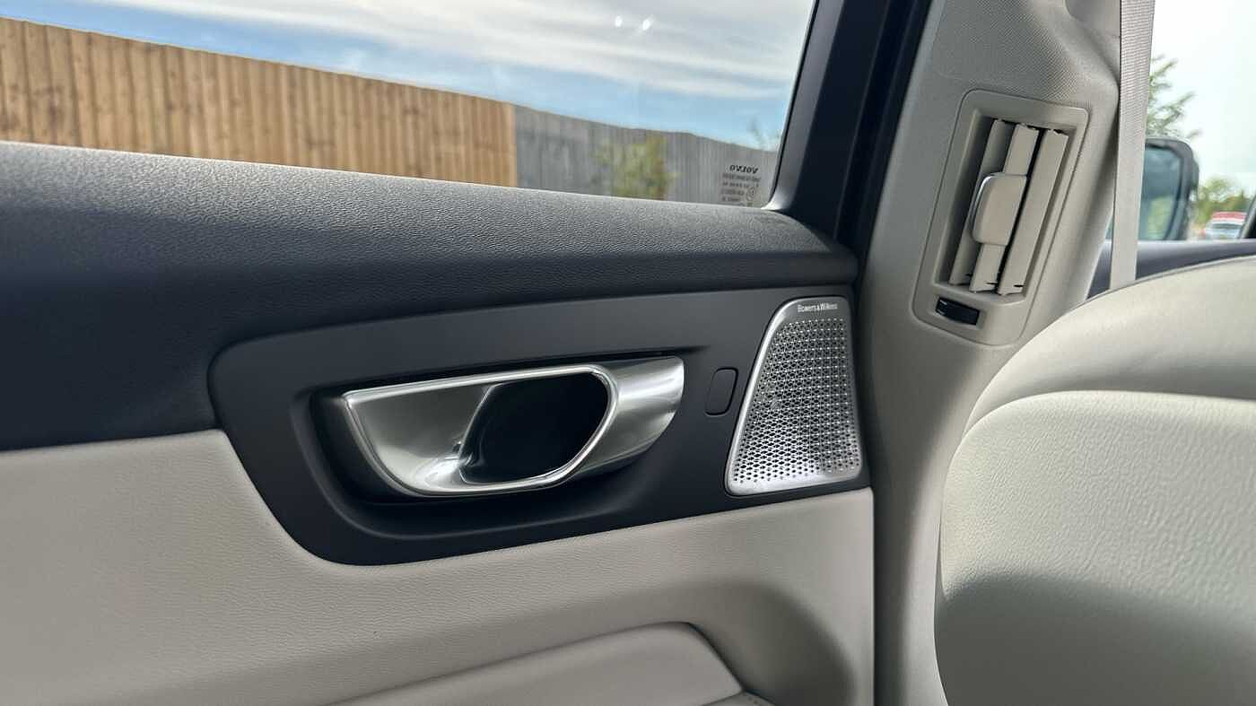 Volvo XC60 Ultra, T8 AWD Plug-in hybrid, Electric/Petrol, Dark ( 22' / Blond )
