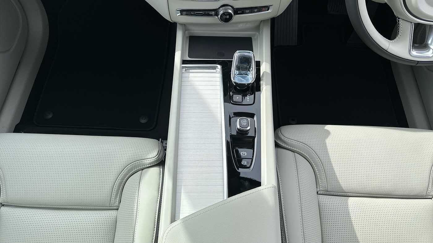 Volvo XC60 Ultra, T8 AWD Plug-in hybrid, Electric/Petrol, Dark ( 22' / Blond )