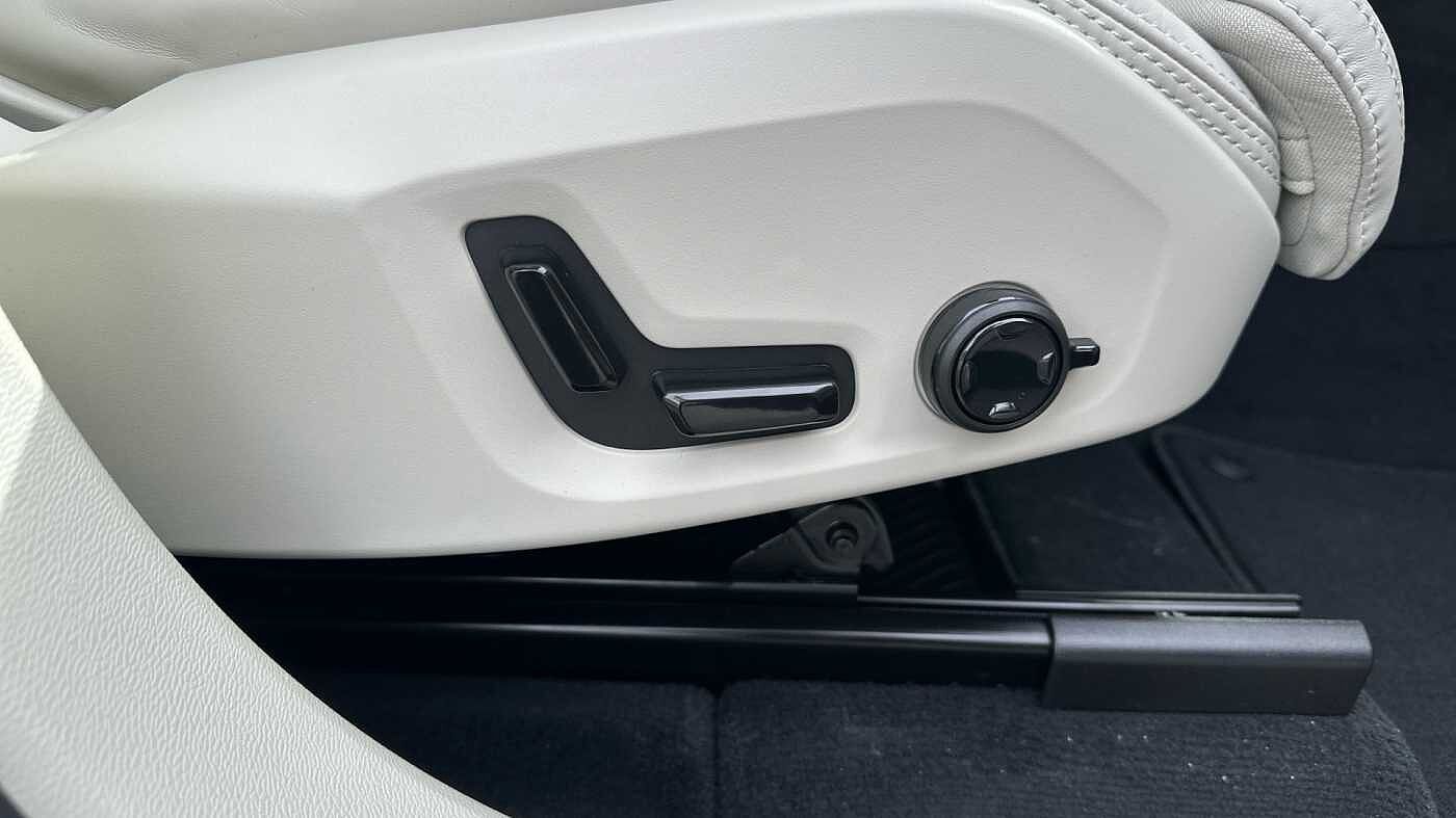 Volvo XC60 Ultra, T8 AWD Plug-in hybrid, Electric/Petrol, Dark ( 22' / Blond )