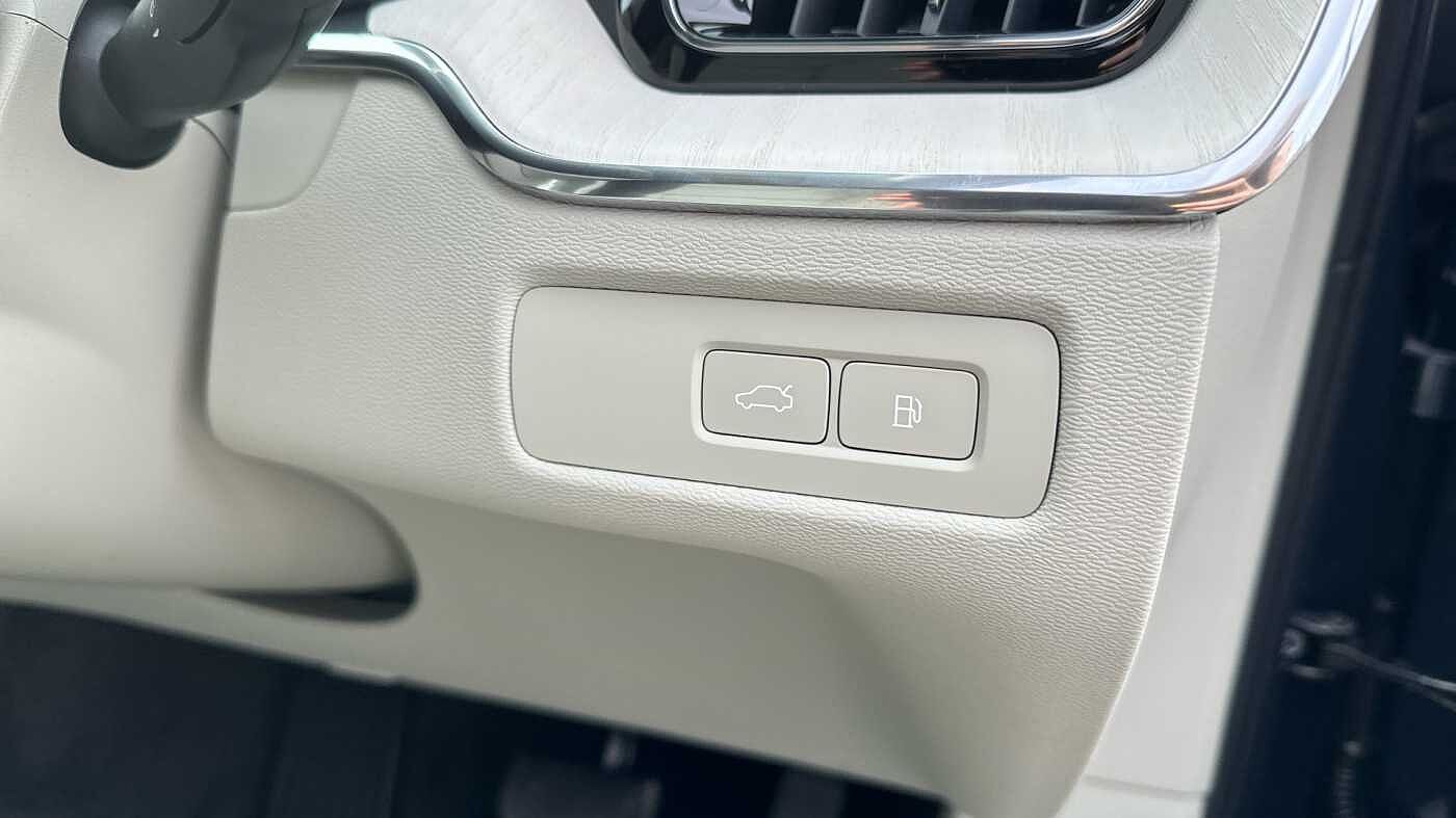 Volvo XC60 Ultra, T8 AWD Plug-in hybrid, Electric/Petrol, Dark ( 22' / Blond )