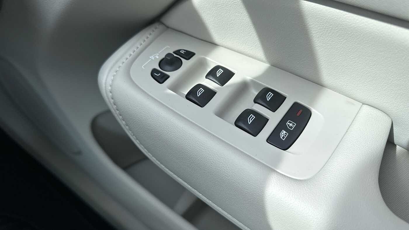 Volvo XC60 Ultra, T8 AWD Plug-in hybrid, Electric/Petrol, Dark ( 22' / Blond )