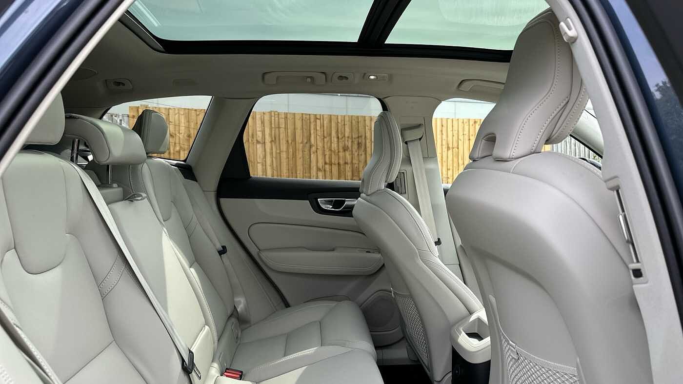 Volvo XC60 Ultra, T8 AWD Plug-in hybrid, Electric/Petrol, Dark ( 22' / Blond )