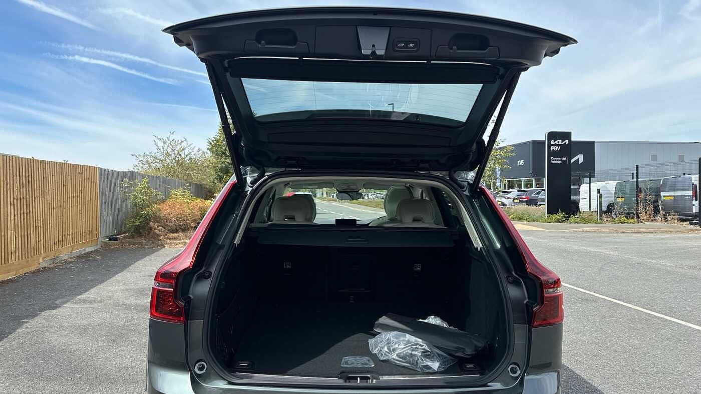 Volvo XC60 Ultra, T8 AWD Plug-in hybrid, Electric/Petrol, Dark