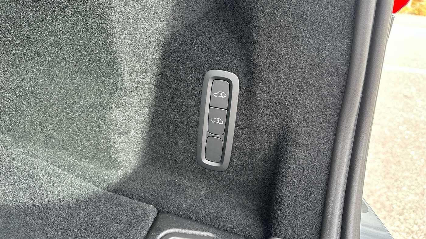 Volvo XC60 Ultra, T8 AWD Plug-in hybrid, Electric/Petrol, Dark