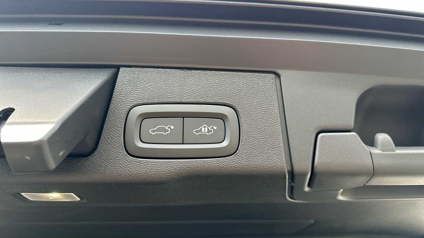 Volvo XC60 Ultra, T8 AWD Plug-in hybrid, Electric/Petrol, Dark