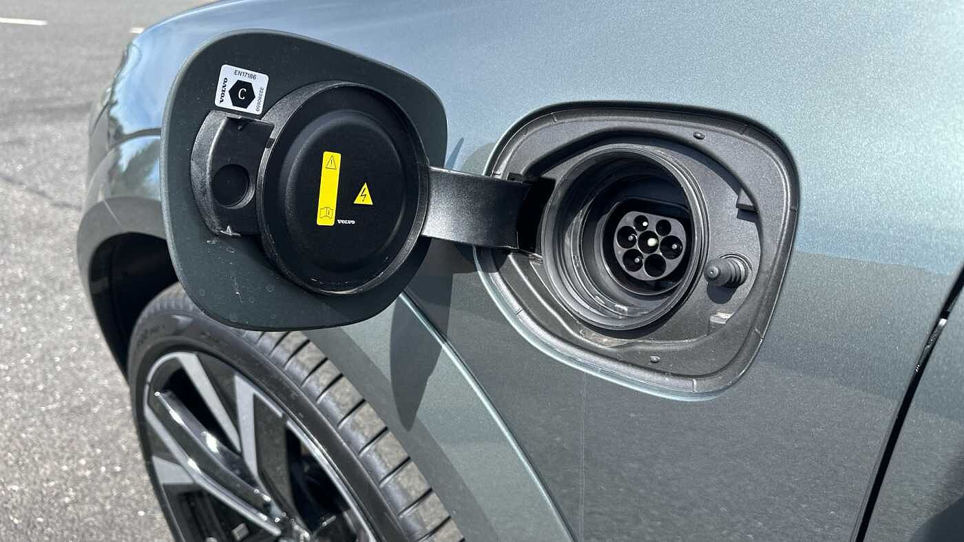 Volvo XC60 Ultra, T8 AWD Plug-in hybrid, Electric/Petrol, Dark