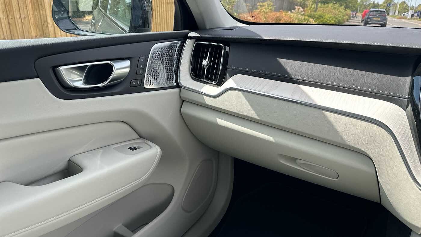 Volvo XC60 Ultra, T8 AWD Plug-in hybrid, Electric/Petrol, Dark