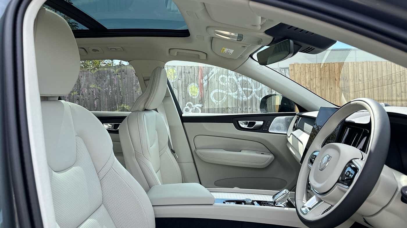 Volvo XC60 Ultra, T8 AWD Plug-in hybrid, Electric/Petrol, Dark