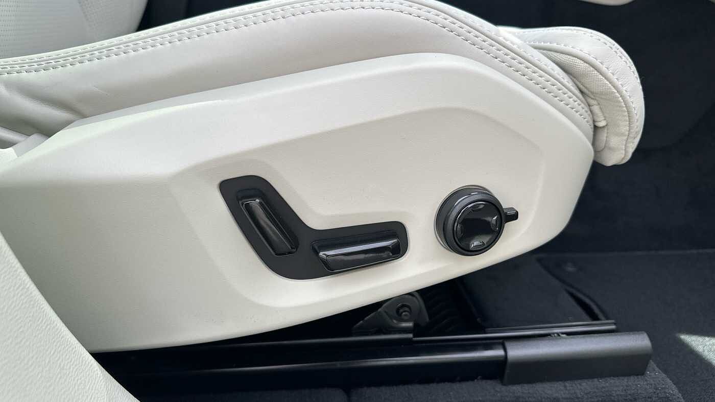 Volvo XC60 Ultra, T8 AWD Plug-in hybrid, Electric/Petrol, Dark