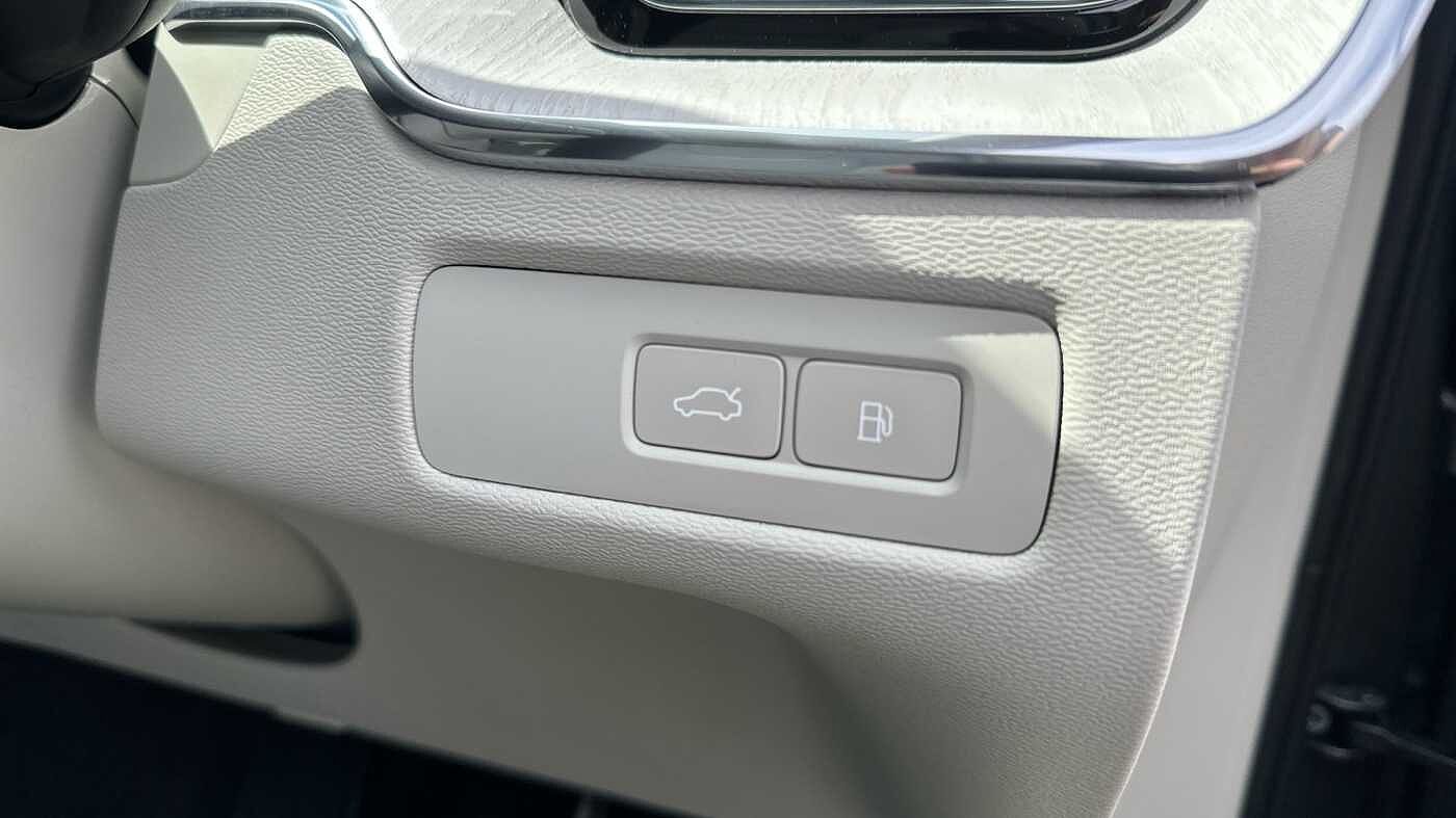 Volvo XC60 Ultra, T8 AWD Plug-in hybrid, Electric/Petrol, Dark