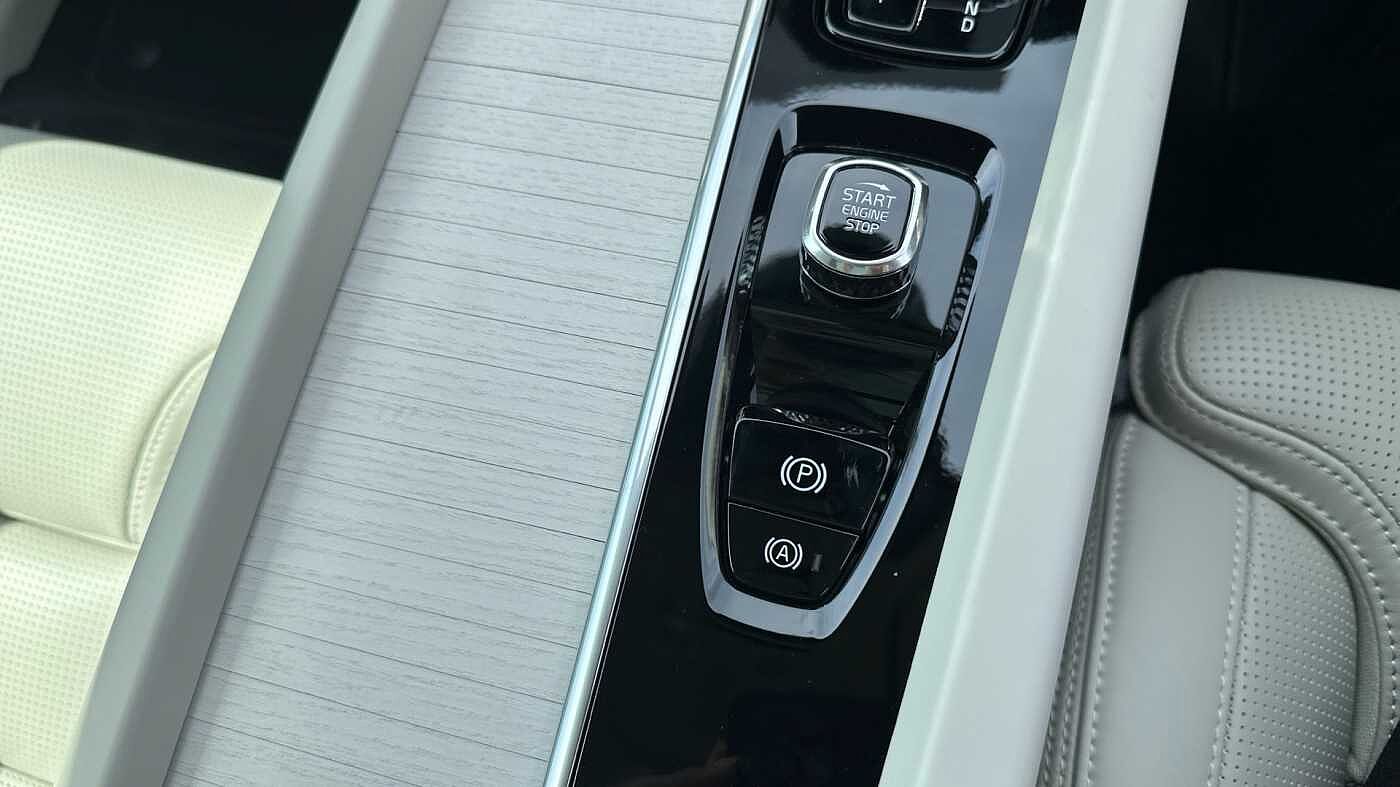 Volvo XC60 Ultra, T8 AWD Plug-in hybrid, Electric/Petrol, Dark