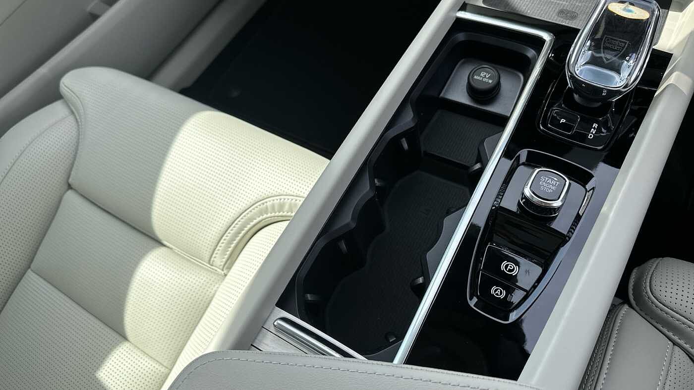 Volvo XC60 Ultra, T8 AWD Plug-in hybrid, Electric/Petrol, Dark