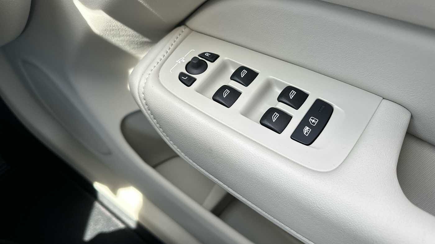 Volvo XC60 Ultra, T8 AWD Plug-in hybrid, Electric/Petrol, Dark