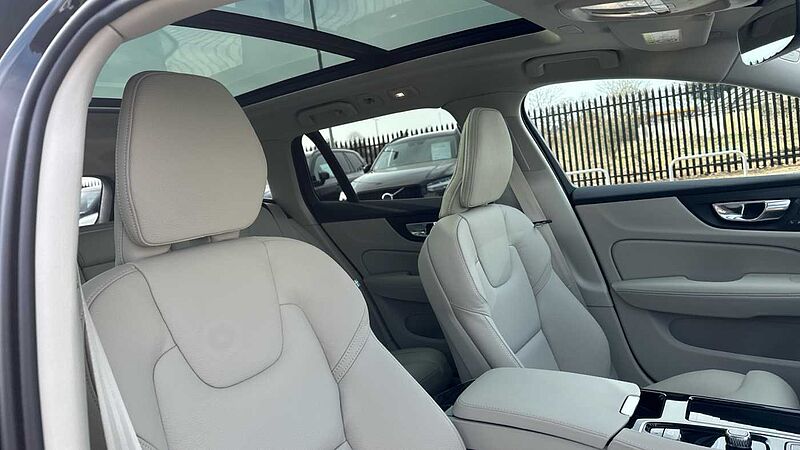 Volvo V60 Ultra, T8 AWD Plug-in hybrid, Electric/Petrol, Dark ( Harman Kardon )