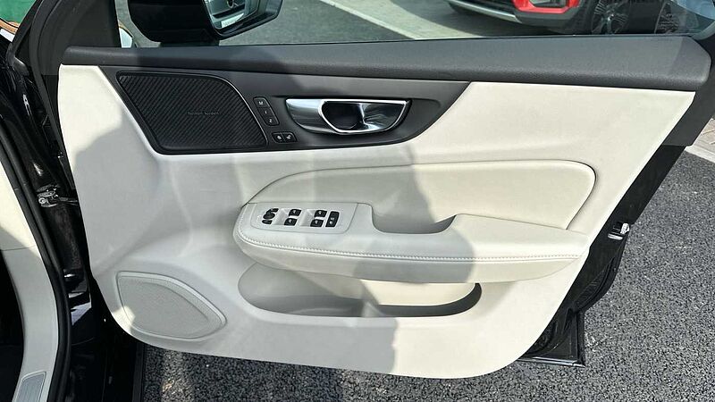 Volvo V60 Ultra, T8 AWD Plug-in hybrid, Electric/Petrol, Dark ( Harman Kardon )