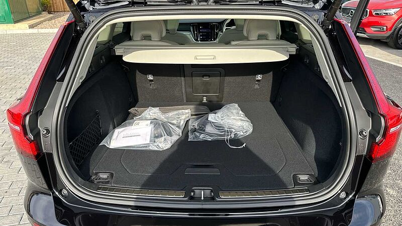 Volvo V60 Ultra, T8 AWD Plug-in hybrid, Electric/Petrol, Dark ( Harman Kardon )
