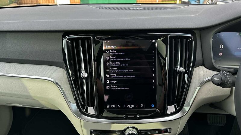 Volvo V60 Ultra, T8 AWD Plug-in hybrid, Electric/Petrol, Dark ( Harman Kardon )
