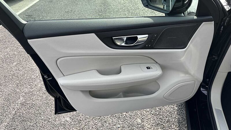 Volvo V60 Ultra, T8 AWD Plug-in hybrid, Electric/Petrol, Dark ( Harman Kardon )
