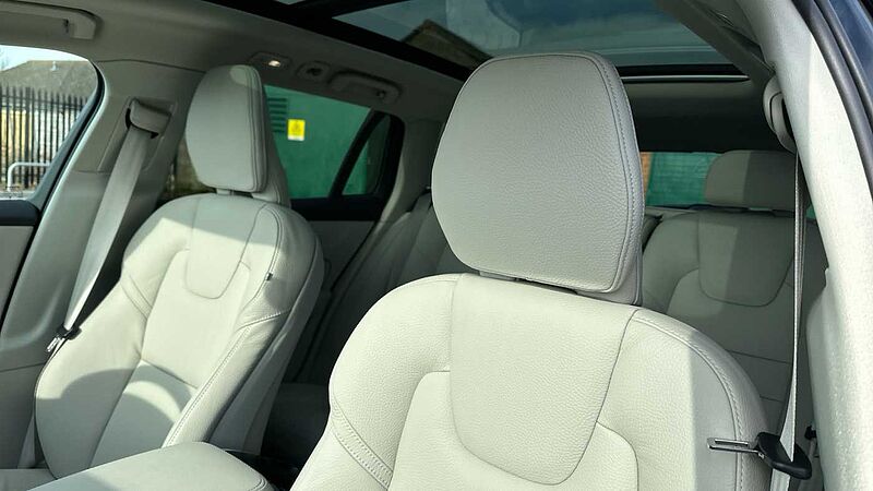 Volvo V60 Ultra, T8 AWD Plug-in hybrid, Electric/Petrol, Dark ( Harman Kardon )