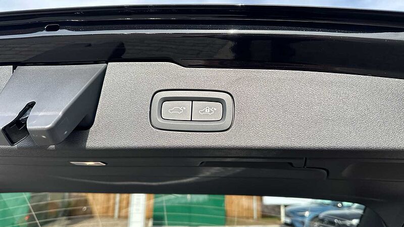 Volvo V60 Ultra, T8 AWD Plug-in hybrid, Electric/Petrol, Dark ( Harman Kardon )