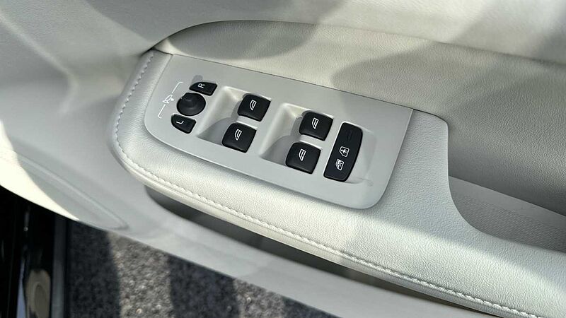 Volvo V60 Ultra, T8 AWD Plug-in hybrid, Electric/Petrol, Dark ( Harman Kardon )