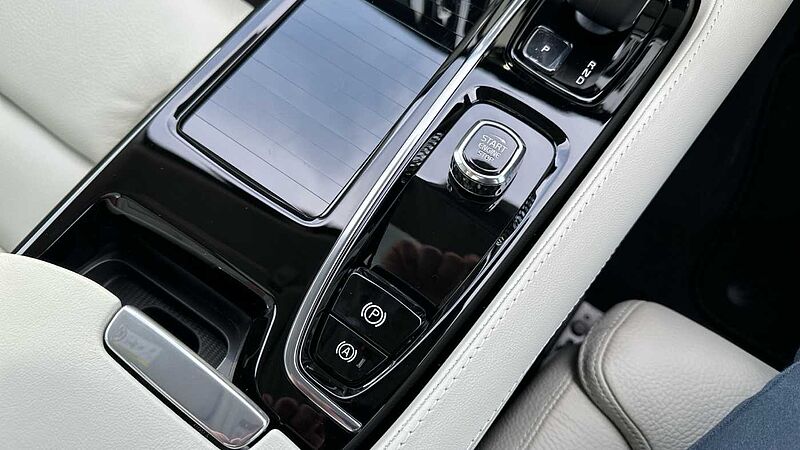 Volvo V60 Ultra, T8 AWD Plug-in hybrid, Electric/Petrol, Dark ( Harman Kardon )