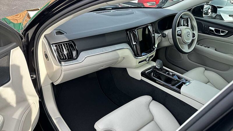 Volvo V60 Ultra, T8 AWD Plug-in hybrid, Electric/Petrol, Dark ( Harman Kardon )