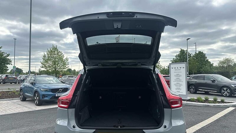 Volvo XC40 Ultra, B4 Mild hybrid, Petrol, Dark