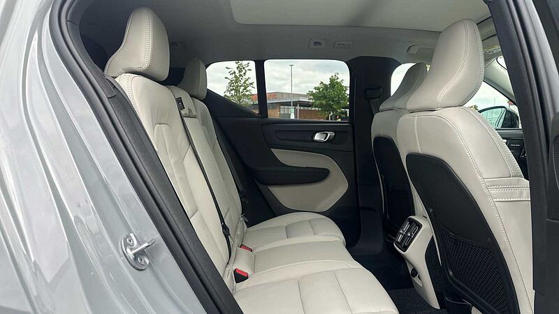 Volvo XC40 Ultra, B4 Mild hybrid, Petrol, Dark