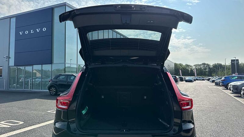 Volvo XC40 Ultra, B4 Mild hybrid, Petrol, Dark ( Apple CarPlay , 360* Camera )