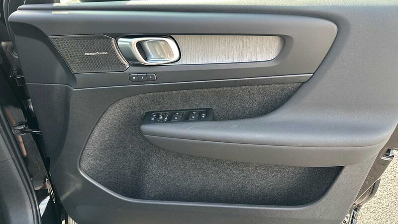 Volvo XC40 Ultra, B4 Mild hybrid, Petrol, Dark ( Apple CarPlay , 360* Camera )