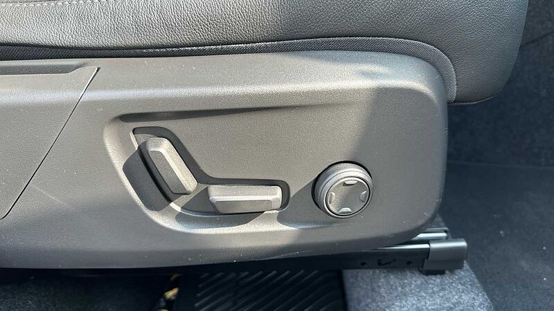 Volvo XC40 Ultra, B4 Mild hybrid, Petrol, Dark ( Apple CarPlay , 360* Camera )