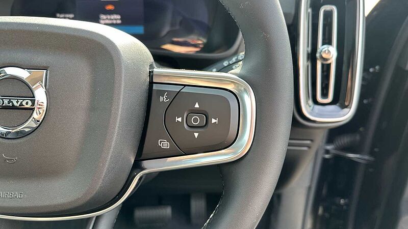Volvo XC40 Ultra, B4 Mild hybrid, Petrol, Dark ( Apple CarPlay , 360* Camera )