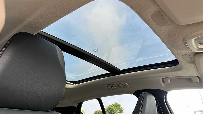 Volvo XC40 Ultra, B4 Mild hybrid, Petrol, Dark ( Apple CarPlay , 360* Camera )