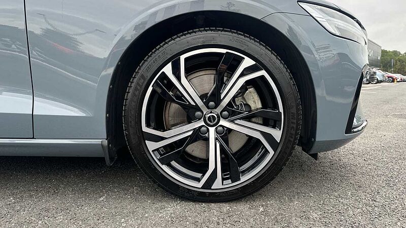 Volvo S60 Plus, B5 mild hybrid, Petrol, Dark (Rear Camera , Apple CarPlay)