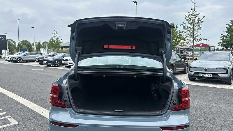 Volvo S60 Plus, B5 mild hybrid, Petrol, Dark (Rear Camera , Apple CarPlay)