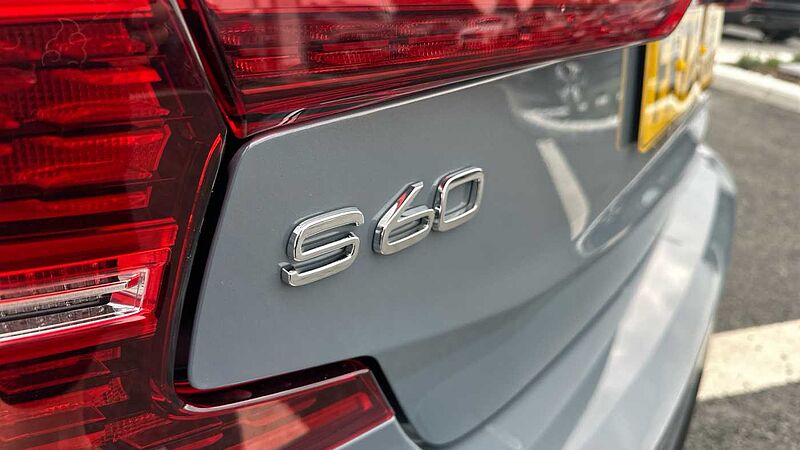 Volvo S60 Plus, B5 mild hybrid, Petrol, Dark (Rear Camera , Apple CarPlay)
