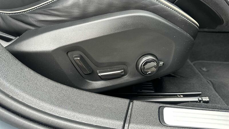 Volvo S60 Plus, B5 mild hybrid, Petrol, Dark (Rear Camera , Apple CarPlay)