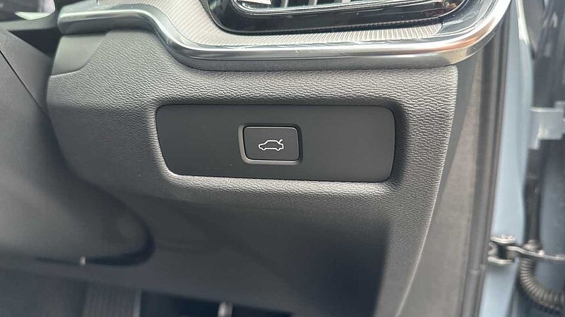Volvo S60 Plus, B5 mild hybrid, Petrol, Dark (Rear Camera , Apple CarPlay)