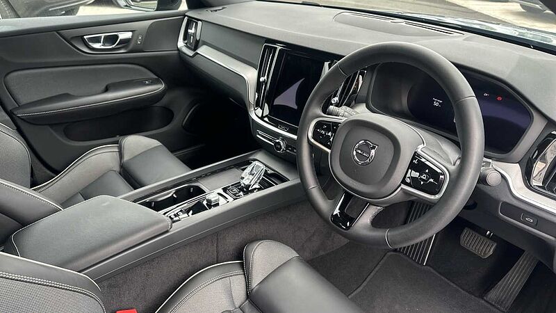 Volvo S60 Plus, B5 mild hybrid, Petrol, Dark (Rear Camera , Apple CarPlay)