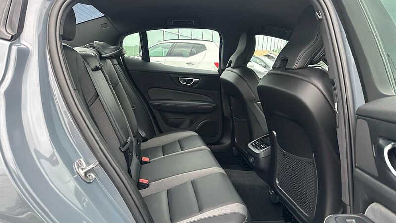 Volvo S60 Plus, B5 mild hybrid, Petrol, Dark (Rear Camera , Apple CarPlay)